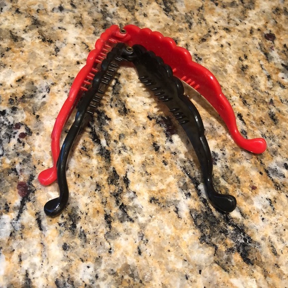 2. authentic Y2K black and red plastic hair  clips - Picture 12 of 12